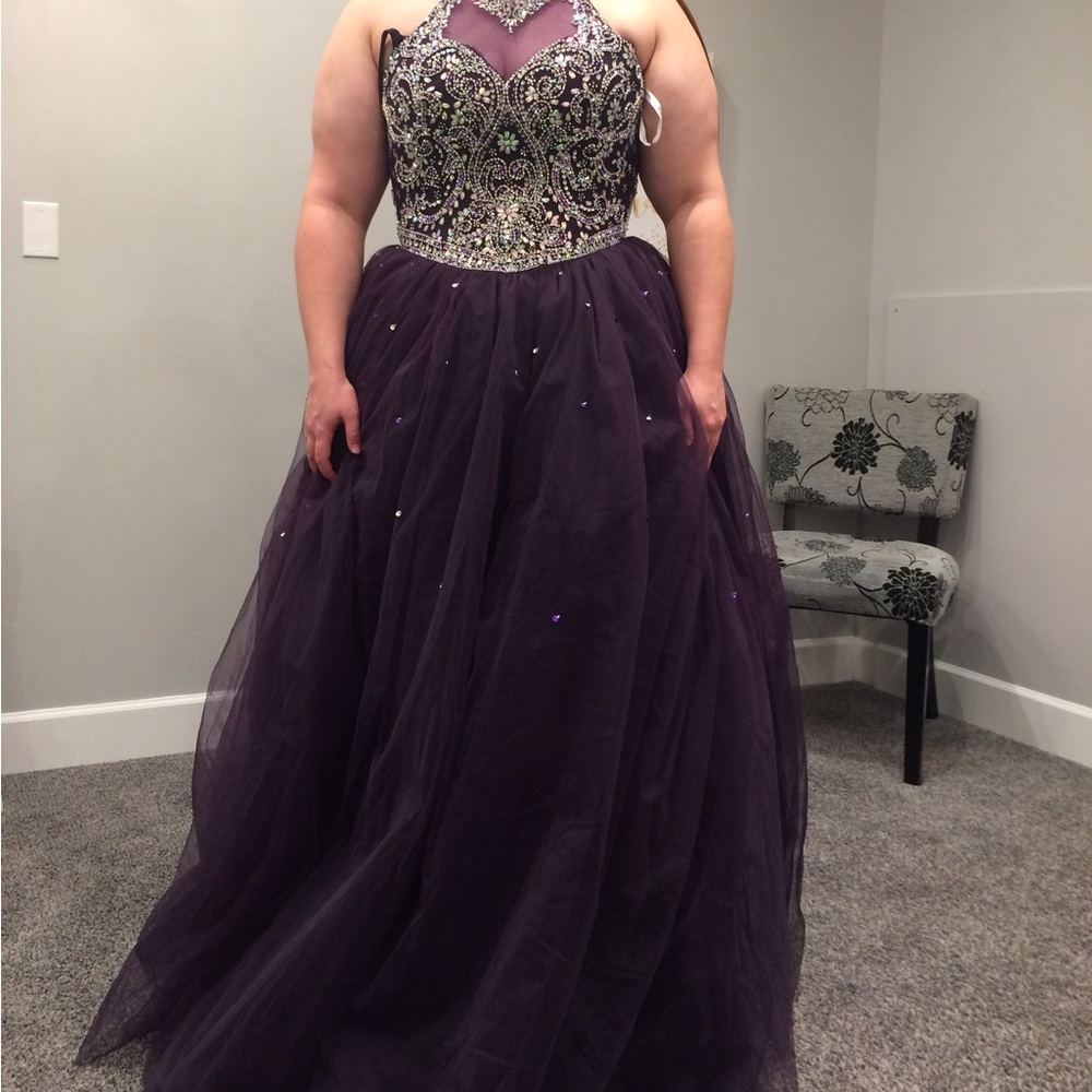 Beautiful Grad or Prom Dress - Picture 2 of 5